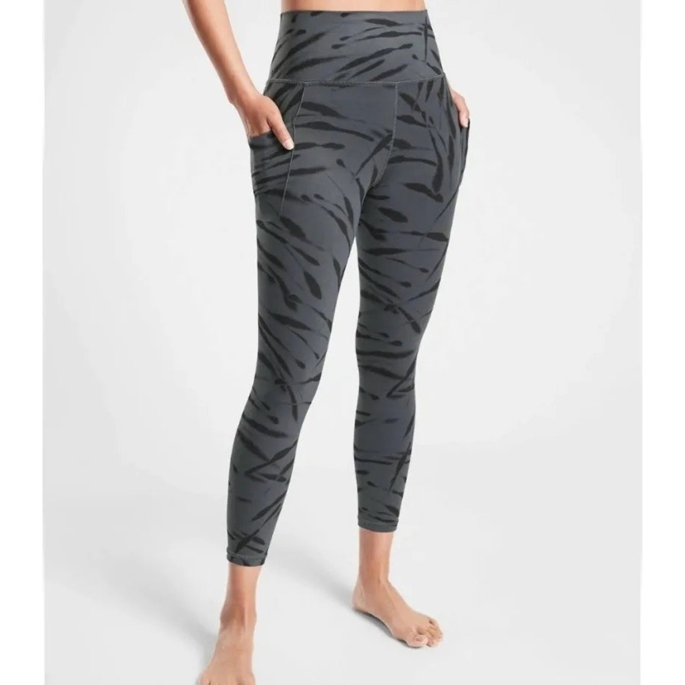 Athleta • Salutation Stash Pocket II 7/8 Tight Grey Tiger Stripe Leggings XS